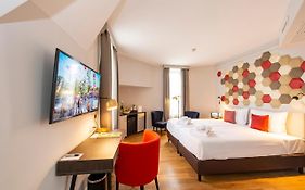 Three Corners Hotel Art